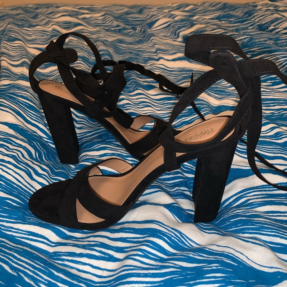 Brand new tie around heels